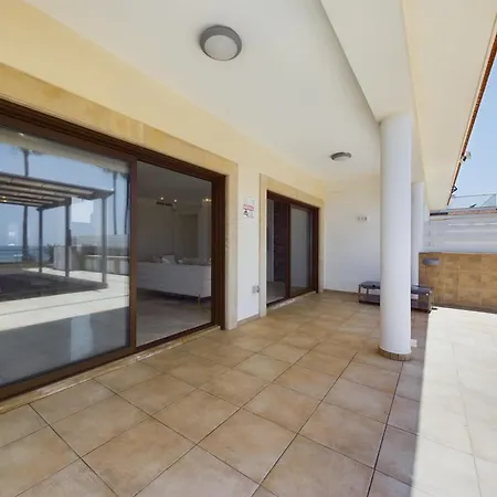 Fabulous Front House With Pool لارنكا