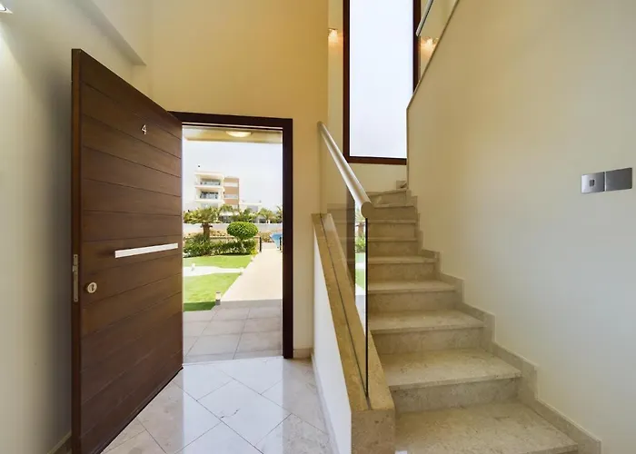 Fabulous Front House With Pool لارنكا