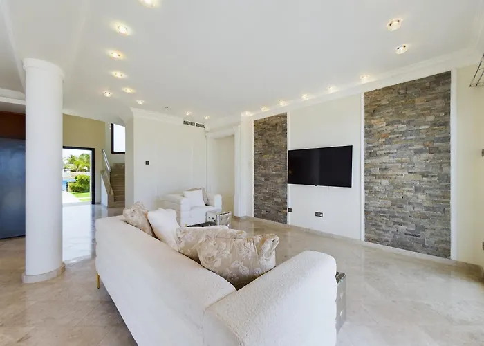 Fabulous Front House With Pool فيلة لارنكا