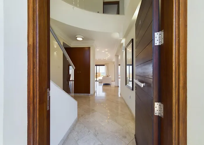 Fabulous Front House With Pool فيلة لارنكا