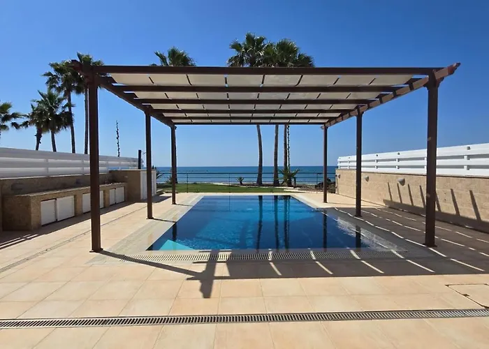 Fabulous Front House With Pool لارنكا