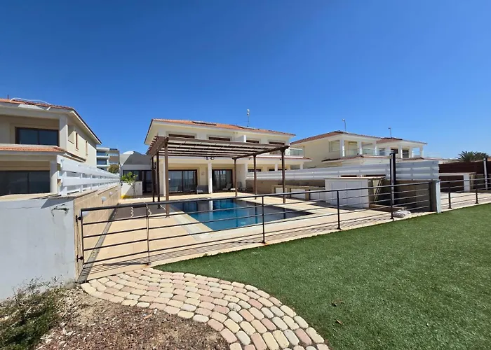 Fabulous Front House With Pool فيلة