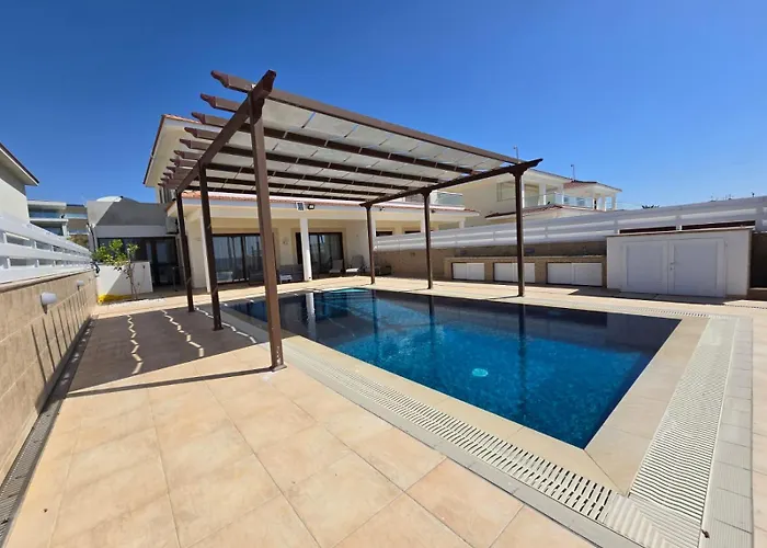 Fabulous Front House With Pool فيلة