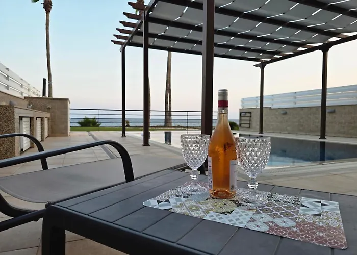 Fabulous Front House With Pool *