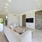 Fabulous Front House With Pool 别墅 拉纳卡