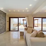 Fabulous Front House With Pool 别墅