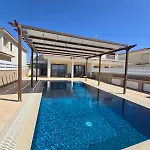 Fabulous Front House With Pool 拉纳卡