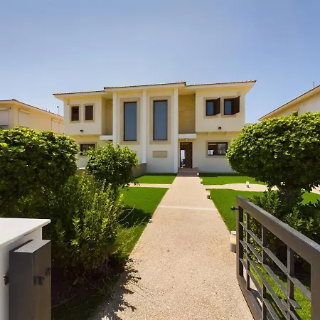 Villa Fabulous Front House With Pool Lárnaca