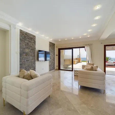 Fabulous Front House With Pool * Lárnaca