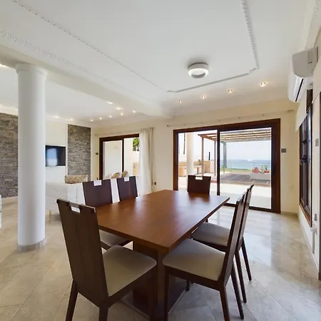 Fabulous Front House With Pool וילה לרנקה