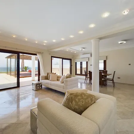 Fabulous Front House With Pool לרנקה