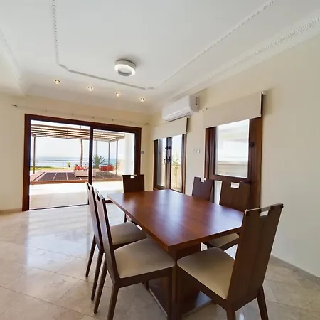 Vila Fabulous Front House With Pool