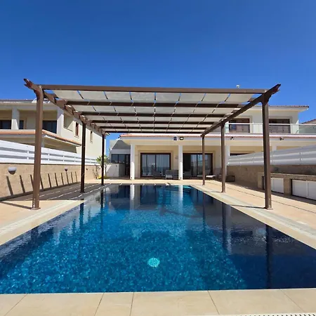 Villa Fabulous Front House With Pool Lárnaca