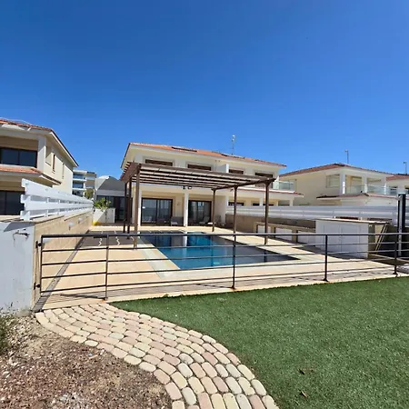 Villa Fabulous Front House With Pool