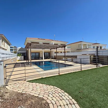 Fabulous Front House With Pool Villa