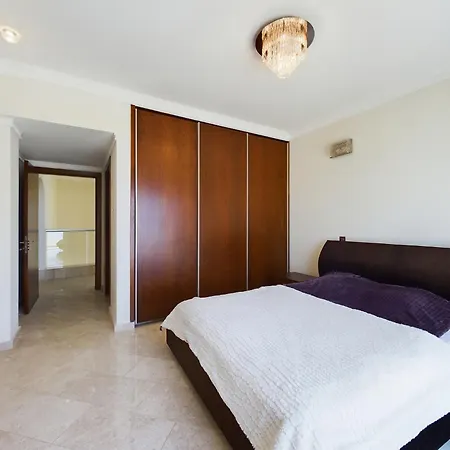 וילה Fabulous Front House With Pool