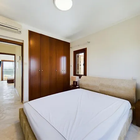 Villa Fabulous Front House With Pool Lárnaca