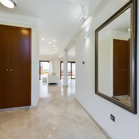 Villa Fabulous Front House With Pool