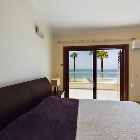 Villa Fabulous Front House With Pool