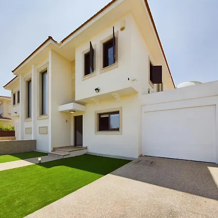 Villa Fabulous Front House With Pool
