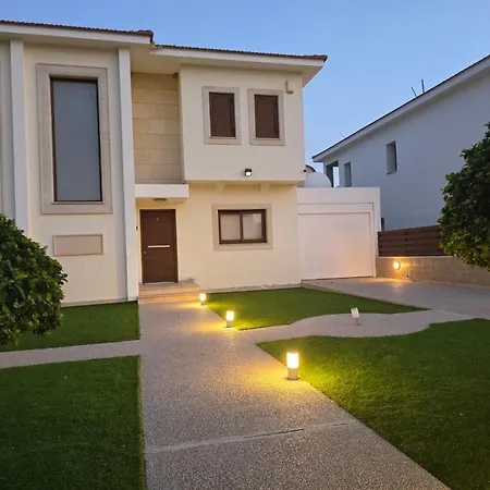 וילה Fabulous Front House With Pool *