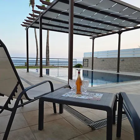 Villa Fabulous Front House With Pool