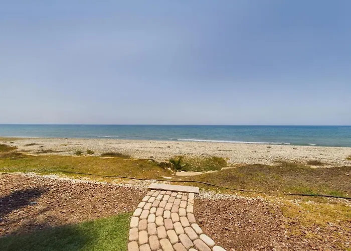 Fabulous Front House With Pool וילה