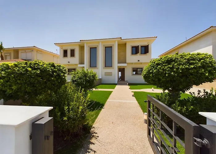 Vila Fabulous Front House With Pool Larnaca