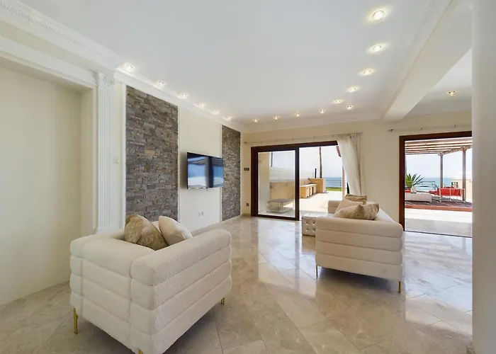 Fabulous Front House With Pool * לרנקה