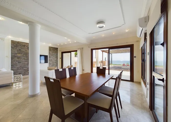 Fabulous Front House With Pool וילה לרנקה