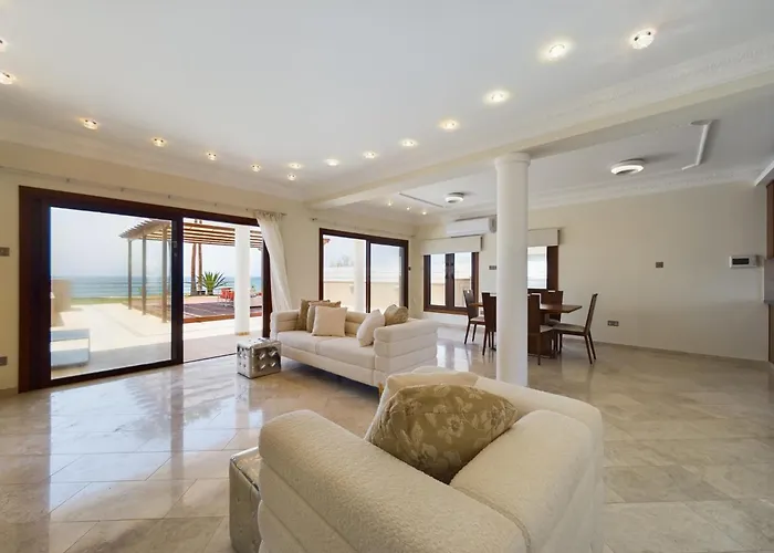 Fabulous Front House With Pool לרנקה