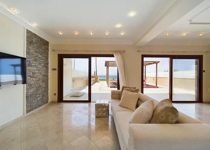 Fabulous Front House With Pool Vila