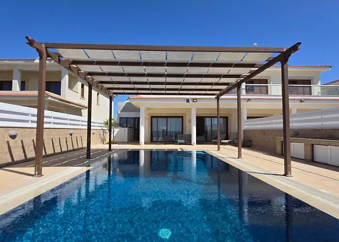 וילה Fabulous Front House With Pool לרנקה