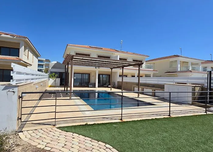 וילה Fabulous Front House With Pool