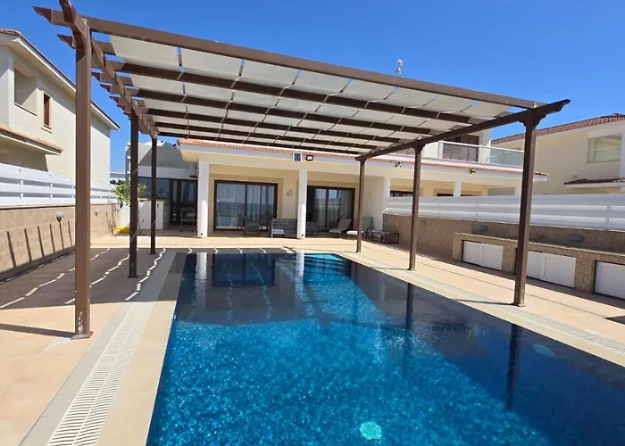 Fabulous Front House With Pool לרנקה