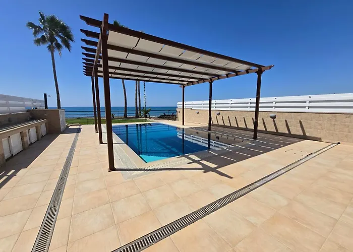 Fabulous Front House With Pool לרנקה