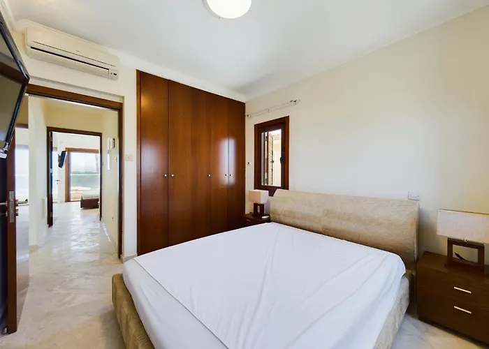 וילה Fabulous Front House With Pool לרנקה