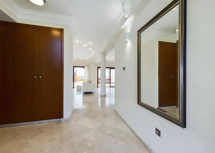 Vila Fabulous Front House With Pool