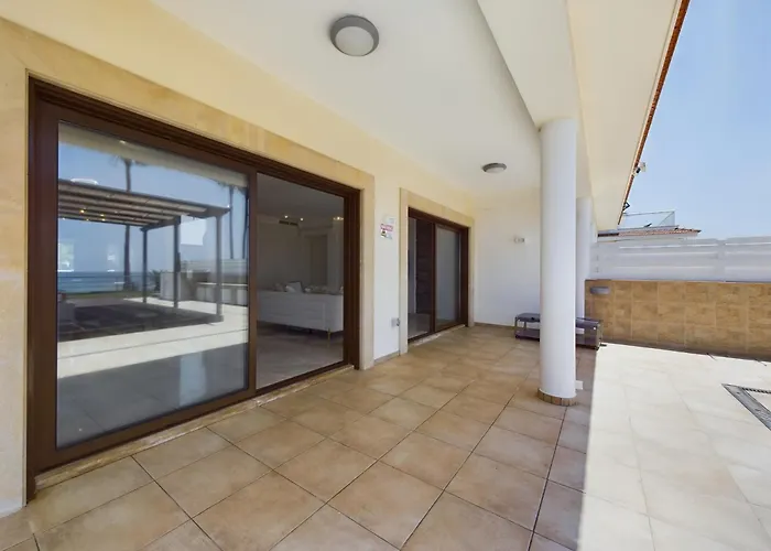 Fabulous Front House With Pool לרנקה