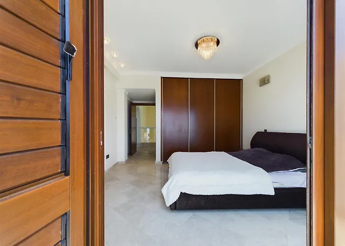 Fabulous Front House With Pool לרנקה