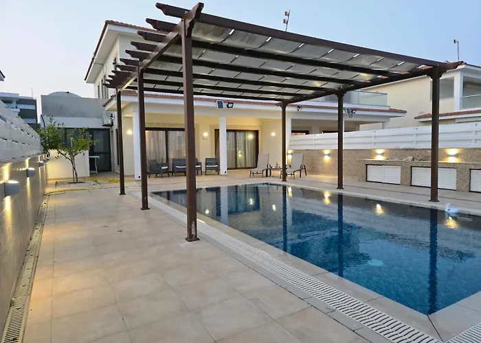 Fabulous Front House With Pool לרנקה