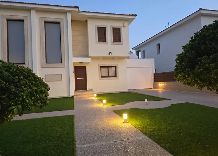 וילה Fabulous Front House With Pool *