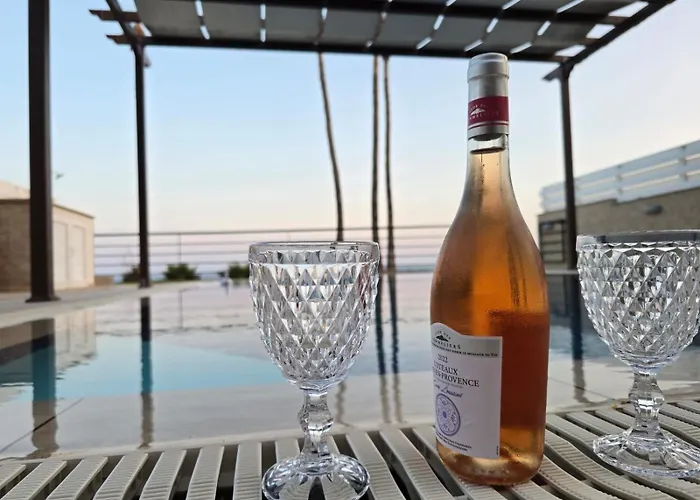 Fabulous Front House With Pool * לרנקה