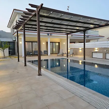 Fabulous Front House With Pool Larnaka